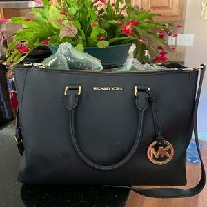 Michael Kors top handle leather purse with wallet.Gently used. Great shape